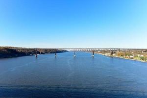 vue sur le pont ferroviaire de poughkeepsie, également connu sous le nom de passerelle sur l'hudson. c'est le plus haut pont piétonnier du monde photo