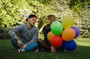 couple est assis sur l'herbe photo