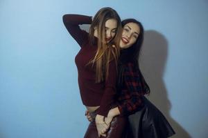 deux belles femmes en studio photo