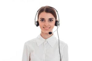 sexy jeune fille de bureau de centre d'appels avec casque et microphone regardant la caméra et souriant isolé sur fond blanc photo