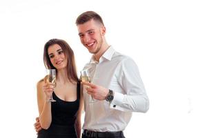 joyeux jeune couple s'amusant et buvant du champagne photo