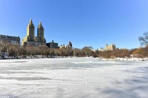 vue sur les immeubles d'appartements de san remo le long de central park à l'ouest du parc de new york. photo