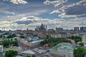 vue panoramique sur les toits du centre-ville de moscou en russie. photo