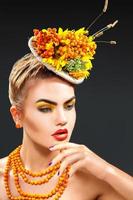 portrait en studio vertical de mannequin avec bouquet de rowan photo