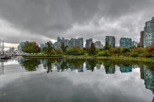 vue panoramique sur le centre-ville de vancouver depuis le parc stanley à vancouver, canada. photo