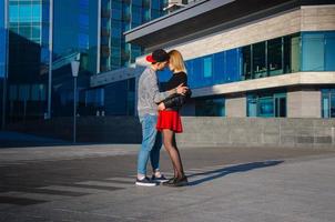 jeune couple à l'extérieur étreindre photo