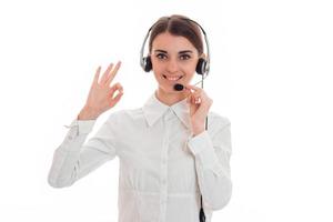Portrait of attractive brunette call center worker girl avec casque et microphone isolé sur fond blanc photo
