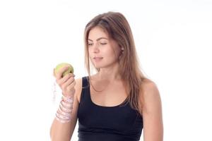 fille athlétique debout sur le côté tenant une pomme dans sa main photo