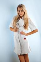 infirmière en blouse médicale blanche avec stéthoscope photo