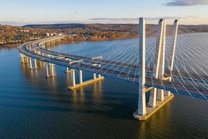 le nouveau pont tappan zee enjambant la rivière hudson à new york. photo