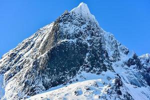 boosen par bo avec sommet de montagne. dans les îles lofoten, norvège en hiver. photo