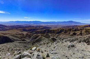 belle vue sur les montagnes de san bernardino et la vallée de coachella depuis le point de vue le plus élevé de joshua tree, vue sur les clés dans le parc national de joshua tree, comté de riverside, californie. photo