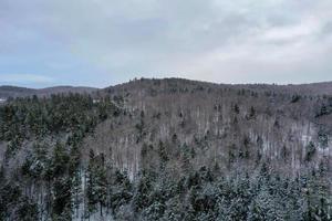 vue aérienne d'un paysage naturel dans le vermont rural un jour de neige. photo