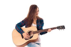 jolie fille avec une guitare dans les mains photo