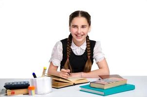 jeune écolière heureuse en uniforme photo