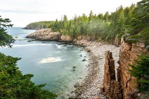 côte rocheuse de monument cove dans le parc national d'acadia dans le maine en été. photo