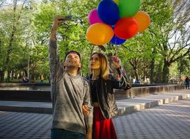 couple de beauté fait selfie et souriant photo