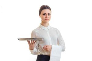 belle femme serveur avec un plateau dans les mains photo