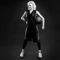 phoro noir et blanc de basketteur féminin photo