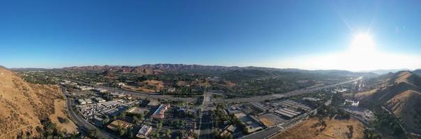 agoura hills, ca - 26 août 2020 - vue aérienne le long des collines d'agoura et de l'autoroute ventura dans le comté de los angeles, californie. photo