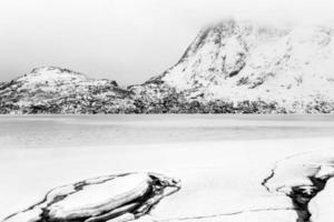 lac storvatnet devant le paysage des montagnes lofoten sur l'île flakstadoy en hiver. photo