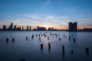 horizon du new jersey au coucher du soleil depuis manhattan, new york city sur la rivière hudson. photo