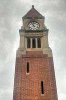 la tour de l'horloge commémorative ou le cénotaphe a été construit en mémoire des habitants de la ville de niagara-on-the-lake, en ontario, qui ont été tués au combat pendant la première guerre mondiale. photo