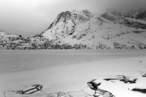 lac storvatnet devant le paysage des montagnes lofoten sur l'île flakstadoy en hiver. photo