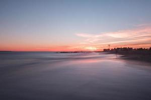 coucher de soleil sur la plage de coney island à brooklyn, new york. photo