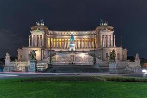 le monument à victor emmanuel ii. autel de la patrie. piazza venezia à rome, italie la nuit. photo