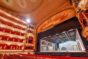 moscou, russie - 27 juin 2018 - le théâtre bolchoï, un théâtre historique de moscou, russie, qui organise des spectacles de ballet et d'opéra. photo