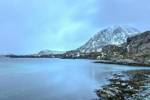 hiver à blomsteroya, îles lofoten, norvège. photo