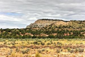 formations rocheuses le long de la route du canyon johnson dans l'utah, états-unis. photo