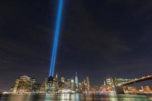 new york city manhattan skyline du centre-ville la nuit avec l'hommage à la lumière à la mémoire du 11 septembre. photo