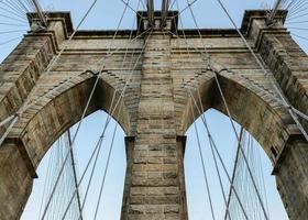 vue sur les arches gothiques du pont de brooklyn. photo