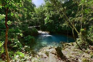 cascades d'el nicho à cuba. el nicho est situé à l'intérieur du gran parque natural topes de collantes, un parc boisé qui s'étend à travers la chaîne de montagnes sierra escambray au centre de cuba. photo