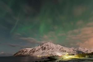 aurores boréales sur la mer à vareid, îles lofoten, norvège en hiver. photo