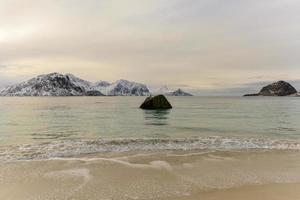 plage de haukland dans les îles lofoten, norvège en hiver. photo