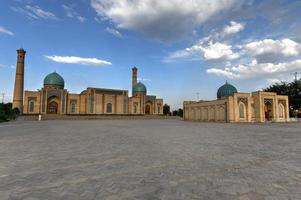 vue sur le complexe hazrati imam de tachkent madrasa barakhan à tachkent, ouzbékistan. photo