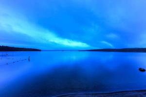 cranberry lake, l'un des plus grands lacs des adirondacks à new york au crépuscule. photo