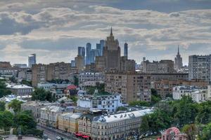 vue panoramique sur les toits du centre-ville de moscou en russie. photo