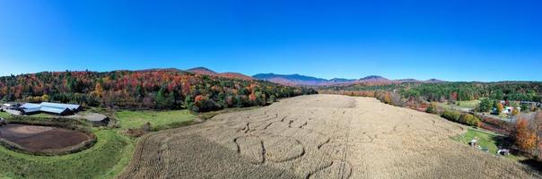 vue aérienne d'un labyrinthe de maïs à stowe, vermont pendant le pic de feuillage d'automne. photo