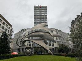 milan, italie - 18 mars 2018 - paysage urbain avec le vieux gratte-ciel de piazza diaz à milan, construit par luigi mattioni en 1956, avec la terrazza martini sur le toit. photo