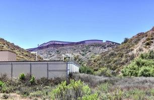 le mur frontalier entre les états-unis et le mexique depuis san diego, californie, regardant vers tijuana, mexique. photo