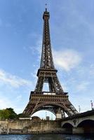 la tour eiffel le long de la seine à paris, france. photo