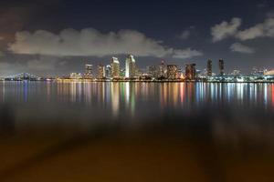 san diego, californie, états-unis skyline du centre-ville à l'embarcadère la nuit. photo