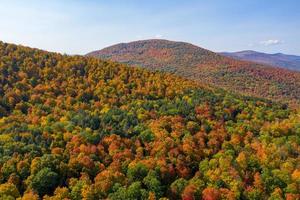 vue aérienne du feuillage d'automne le long des montagnes catskill dans le nord de l'état de new york le long de la surveillance de cinq états. photo