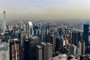 vue sur les gratte-ciel le long des toits de la ville de new york pendant la journée. photo