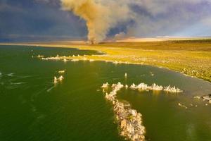 lac mono et ses spectaculaires tours de tuf émergeant de la surface en californie. photo