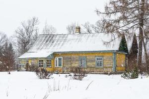 paysage de village rural letton à latgale en hiver photo